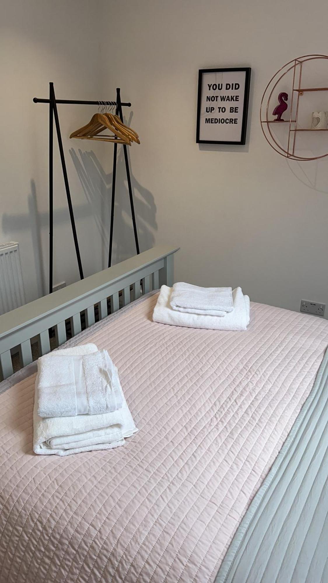 Modern Harrogate House Sleeps 10, Cinema Room & Hot Tub מראה חיצוני תמונה